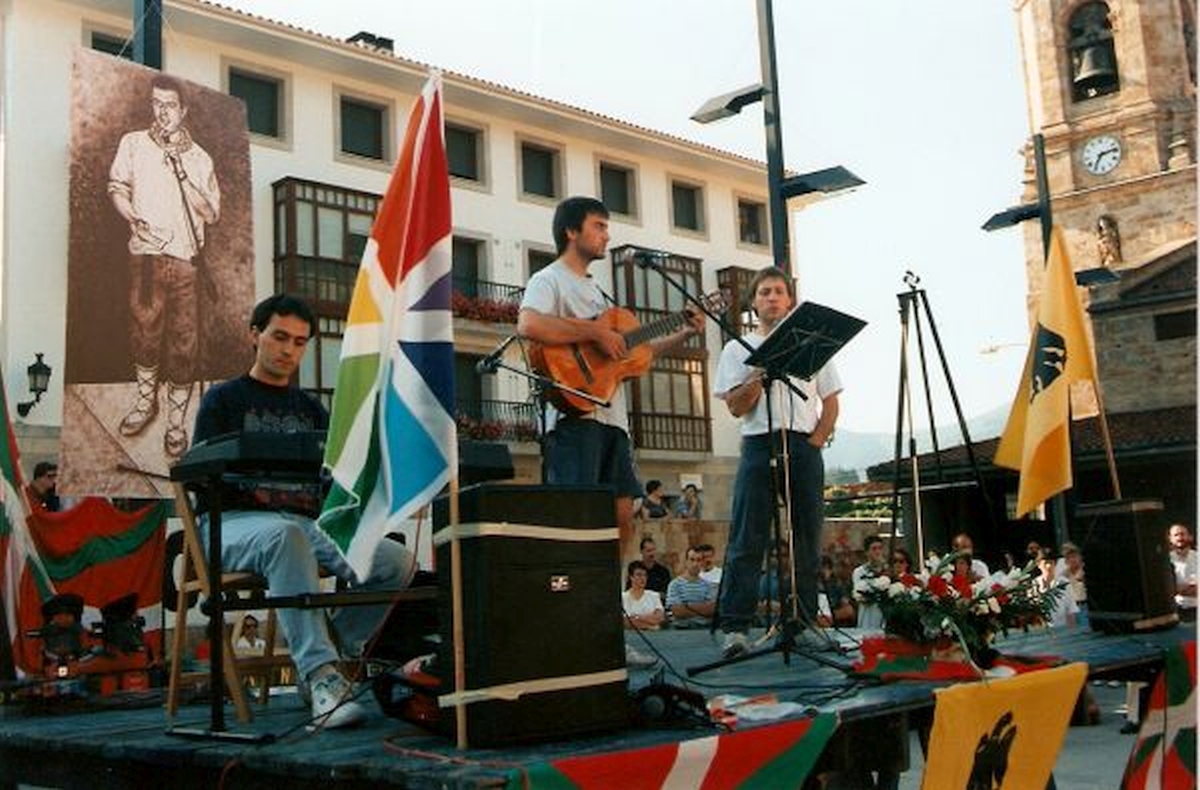 Iñakiri omenaldia - Iparragirre plaza - 1996/07/20