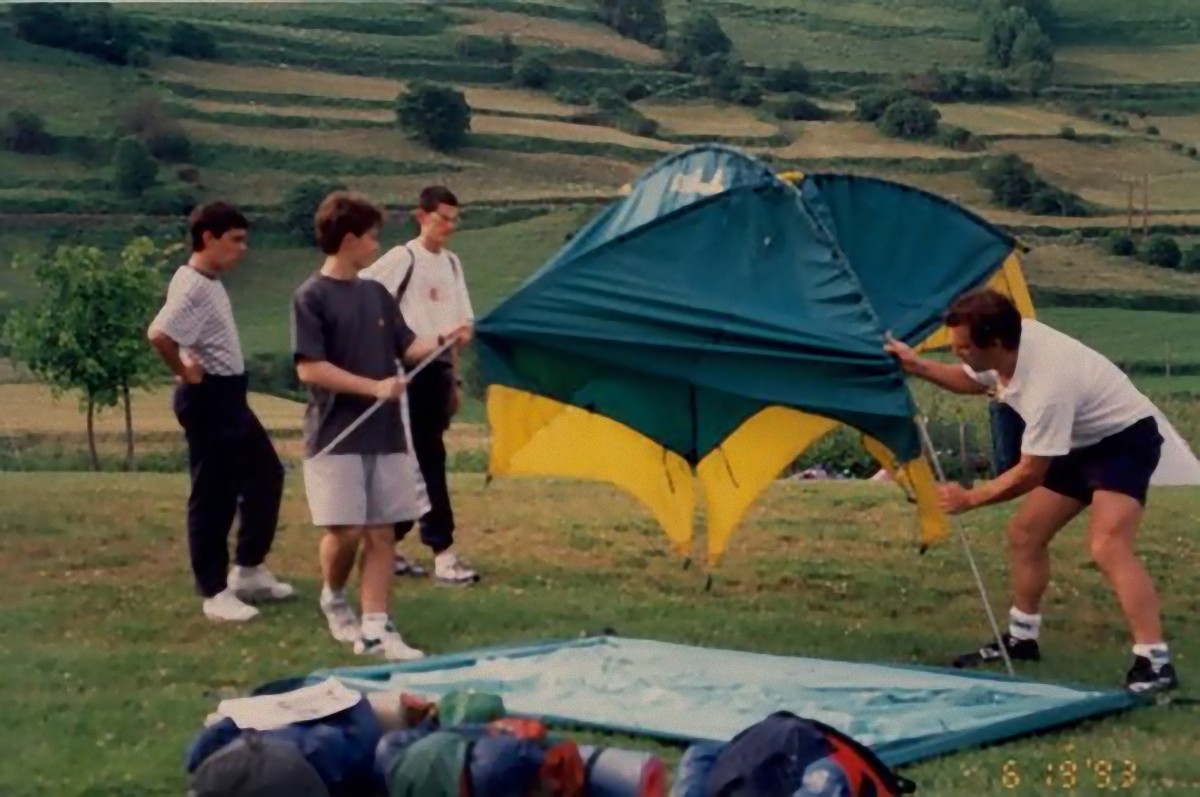 1993/06/19: Lescungo kanpinean denda jartzen laguntzen. Billar mendira igoko ziren.