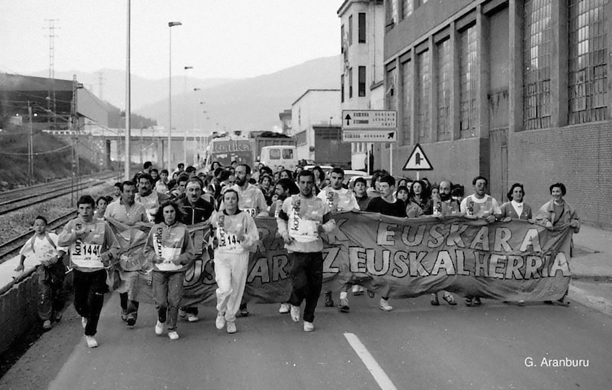 1991/03/21 - 7. Korrika Urretxura sartzen - Gotzon Aranbururen argazkian